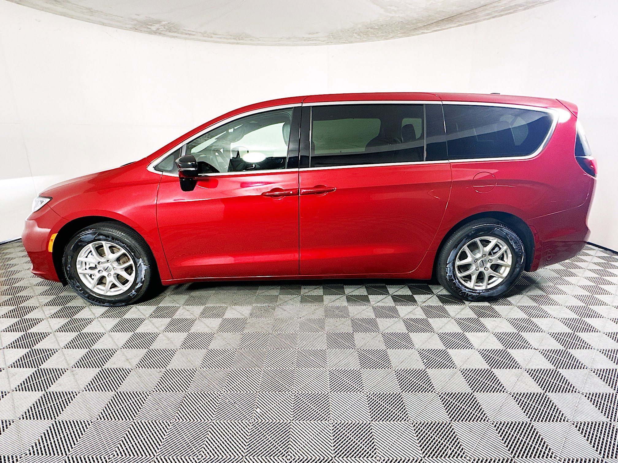 Used 2025 Chrysler Pacifica Select FWD image 6