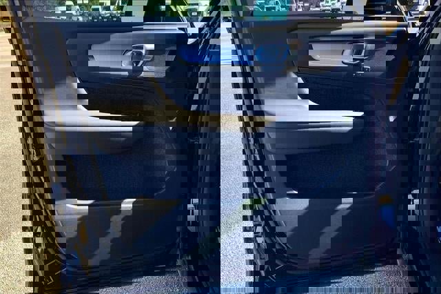 Used 2022 Volvo XC40 T5 Momentum image 23