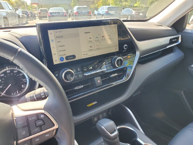 Used 2023 Toyota Highlander XLE AWD/4WD image 27