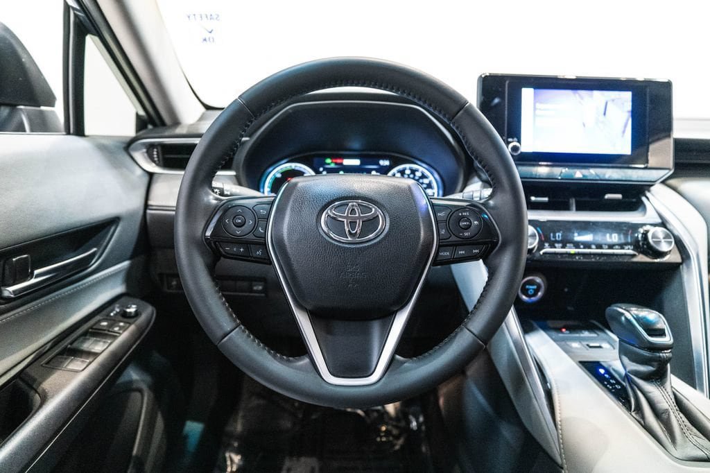 Used 2024 Toyota Venza LE AWD/4WD image 16