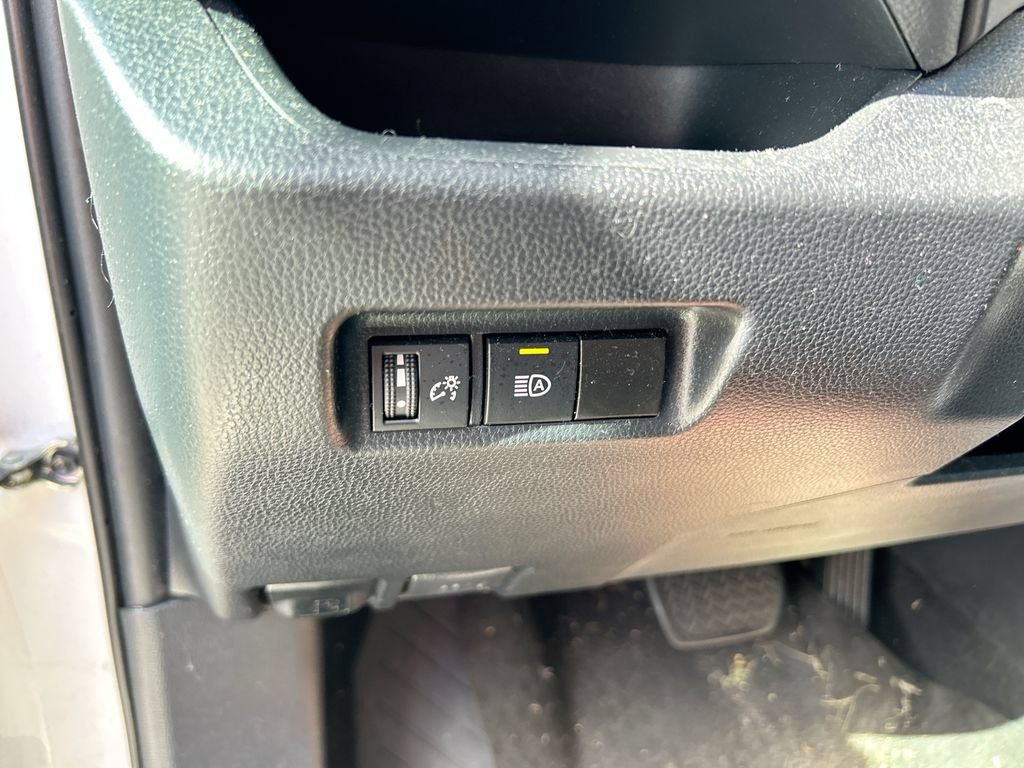Used 2019 Toyota RAV4 LE FWD image 13