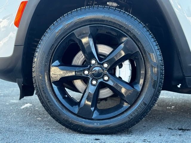 Used 2023 Jeep Grand Cherokee Limited w/ Black Appearance Package image 3