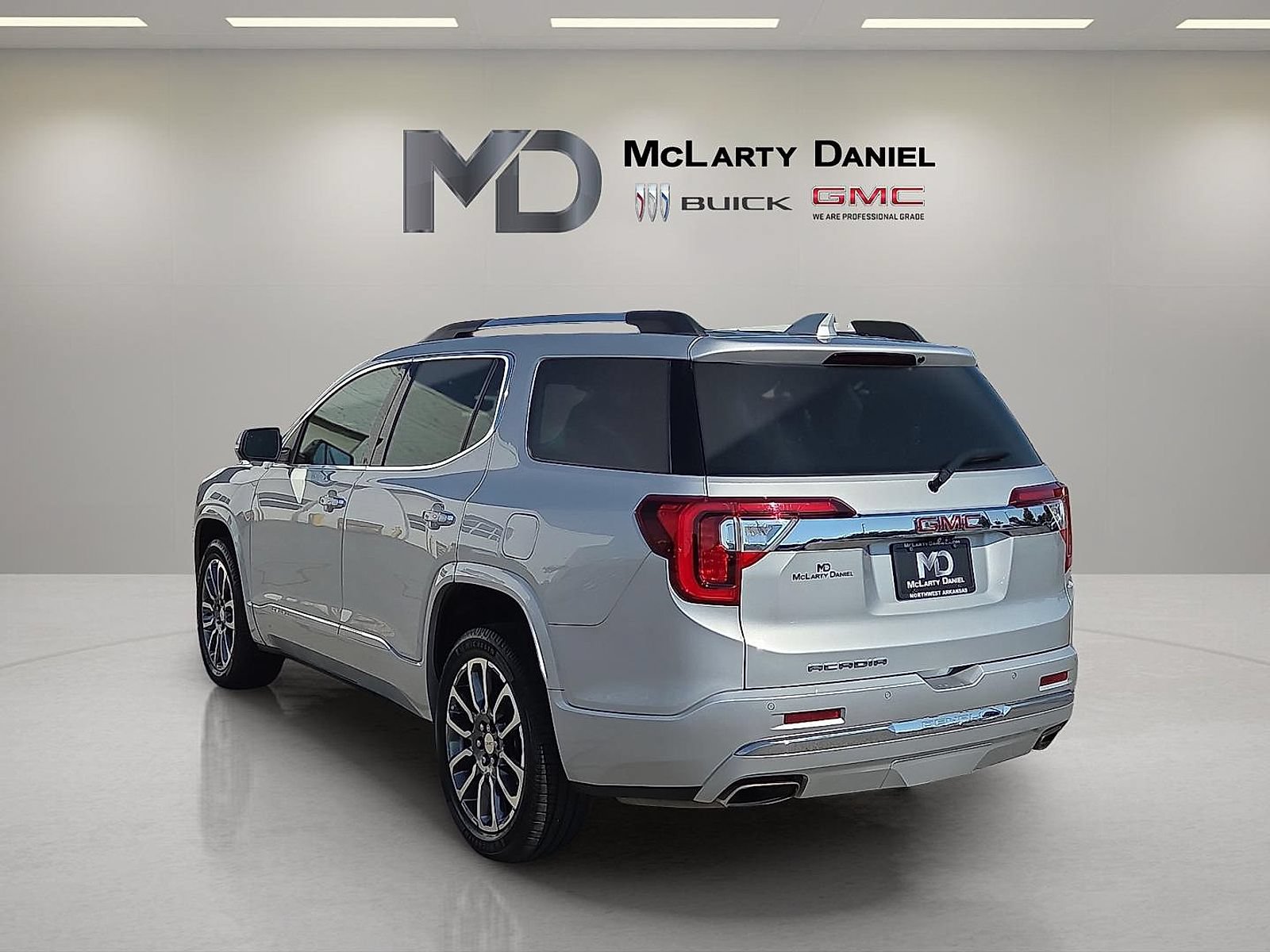 Used 2020 GMC Acadia Denali w/ Technology Package FWD image 13