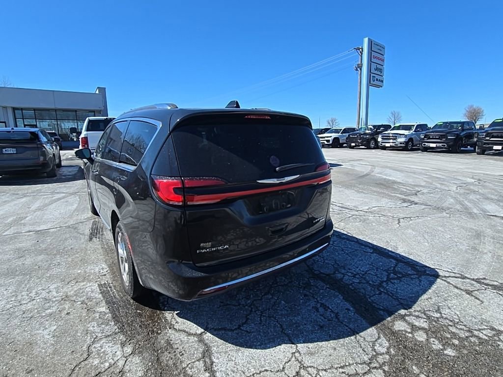 Used 2021 Chrysler Pacifica Limited w/ Uconnect Theater Family Group image 5