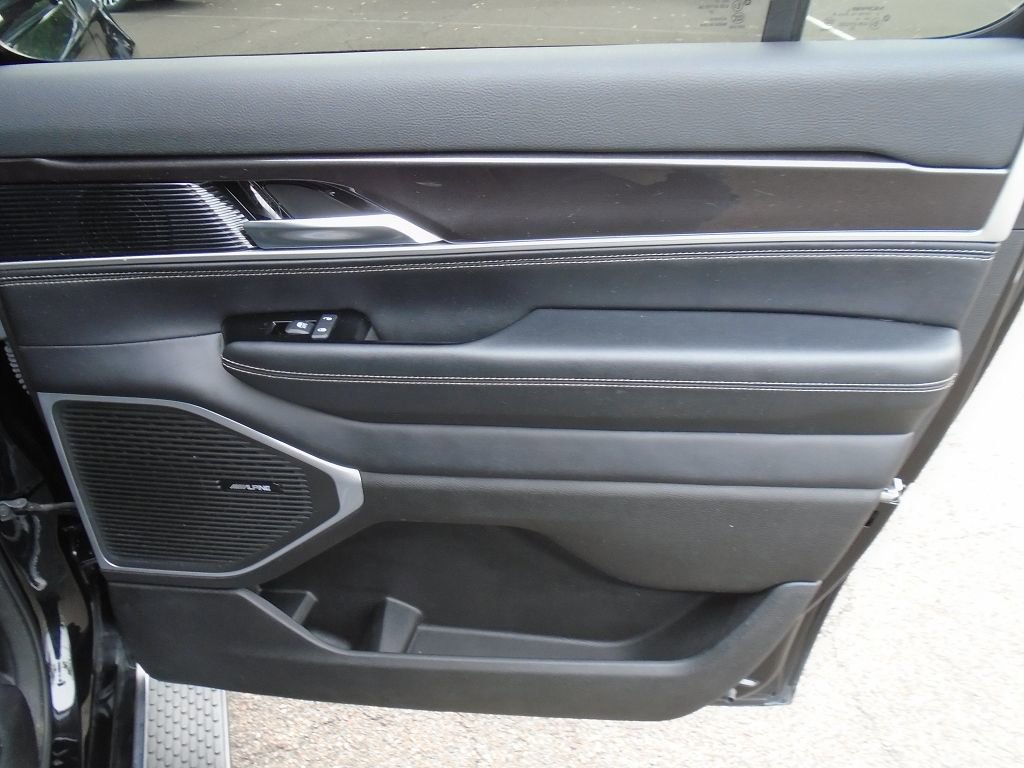 Used 2024 Jeep Wagoneer L Base image 9