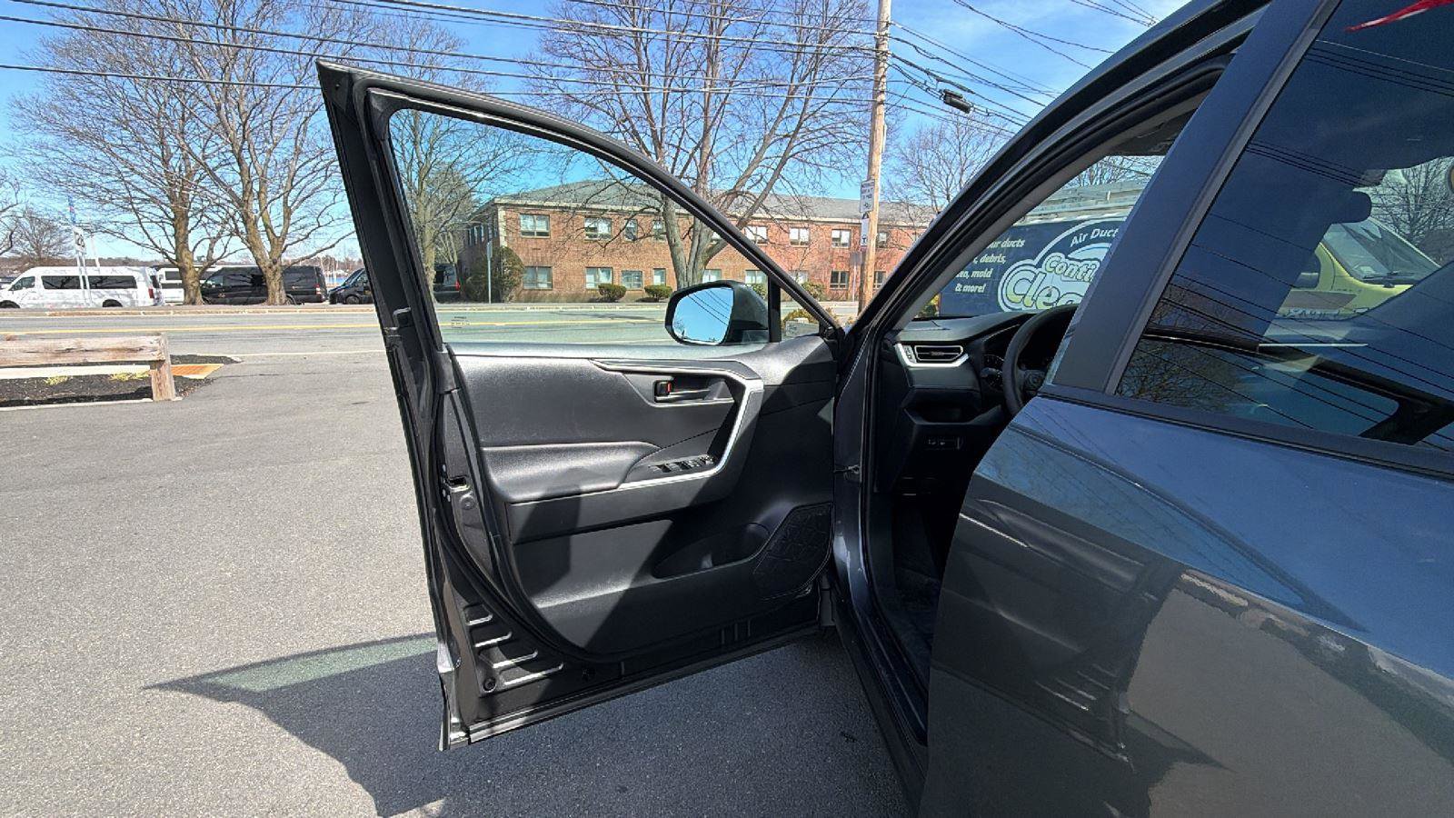 Used 2019 Toyota RAV4 LE image 12