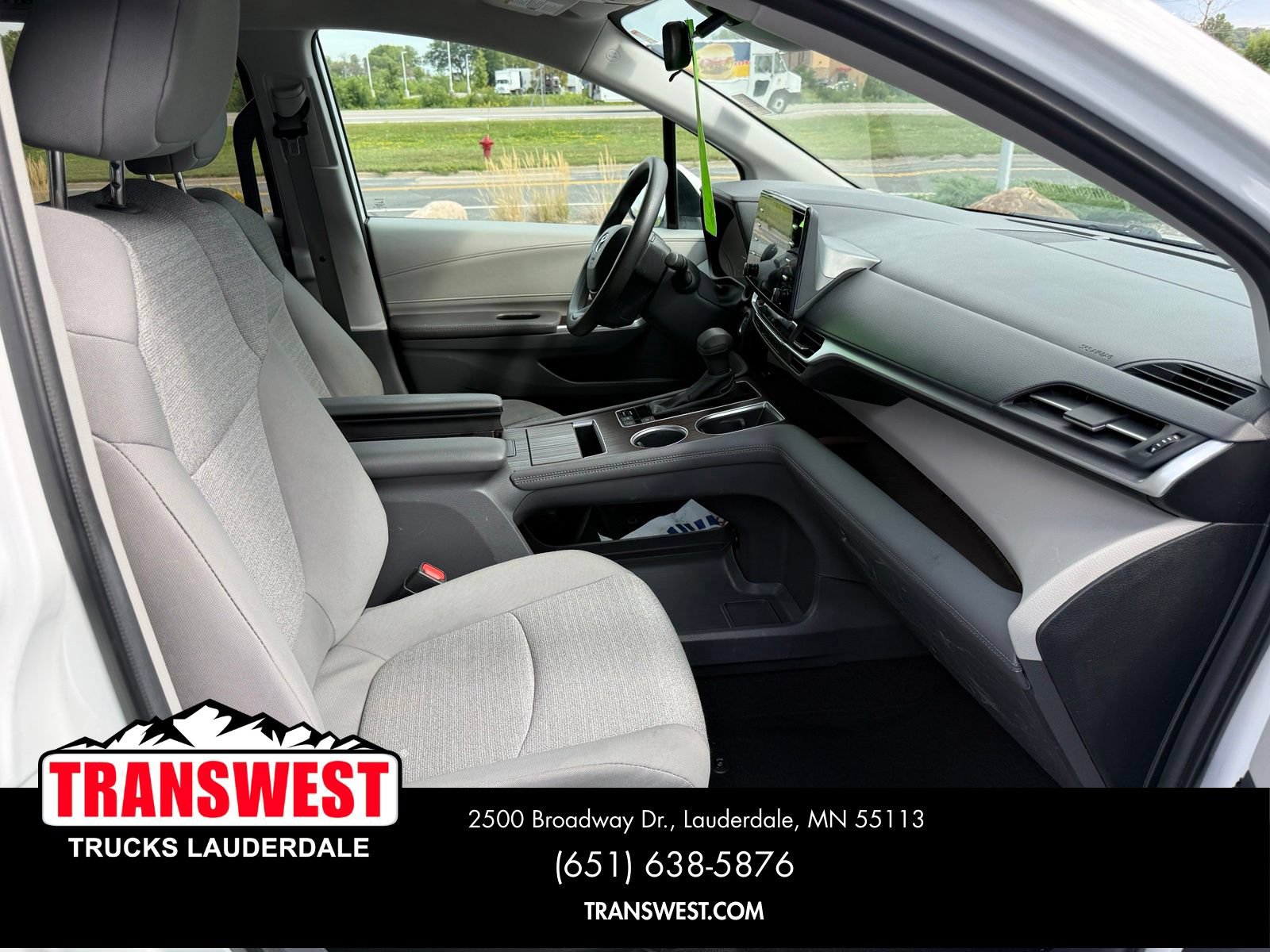 Used 2024 Toyota Sienna LE AWD/4WD image 7