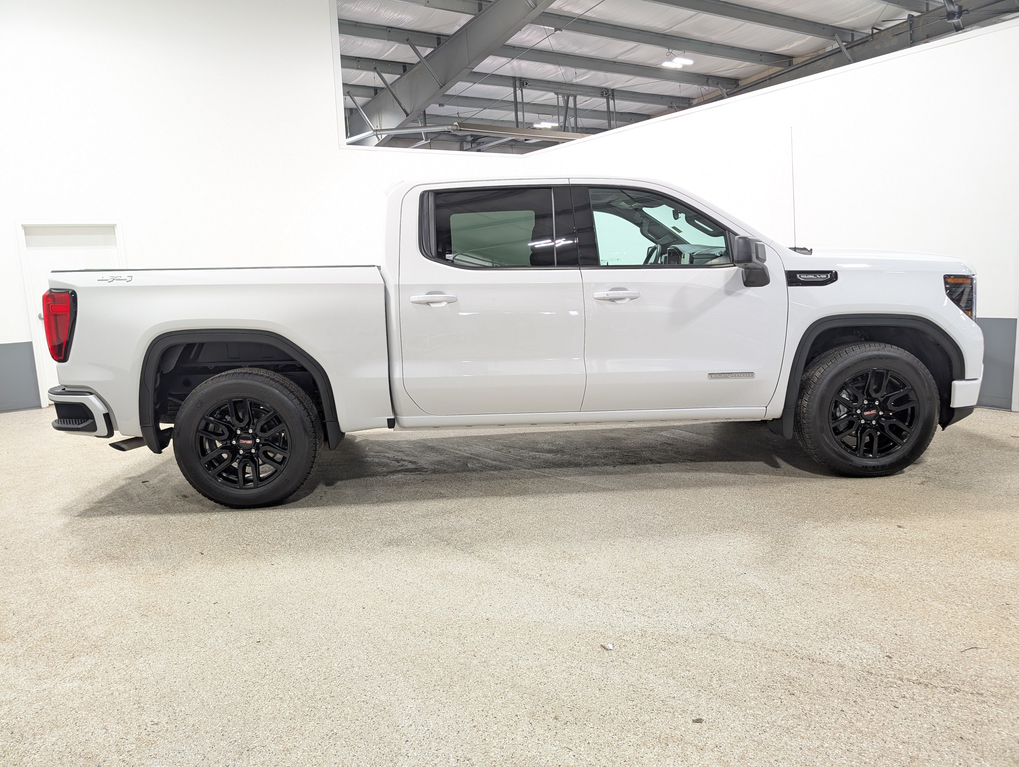 Used 2025 GMC Sierra 1500 Elevation AWD/4WD image 2