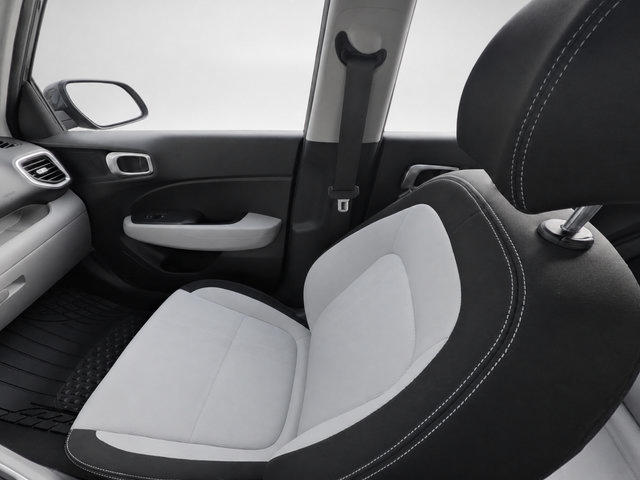 Used 2025 Hyundai Venue SEL FWD image 7