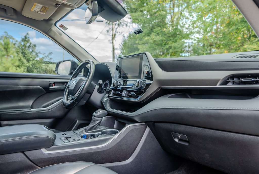Used 2023 Toyota Highlander XLE FWD image 33