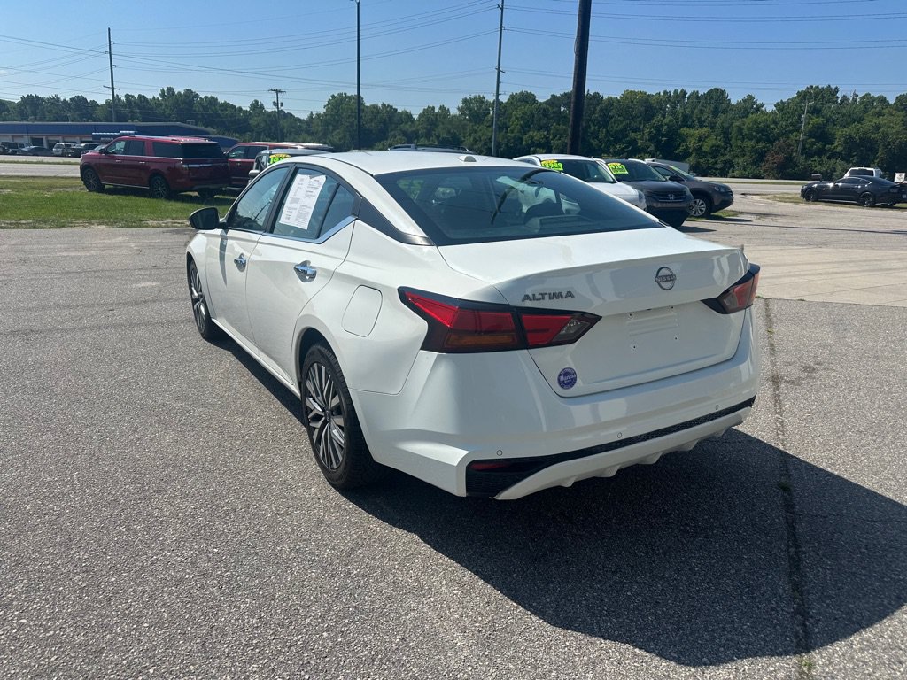 Used 2025 Nissan Altima 2.5 SV FWD image 3