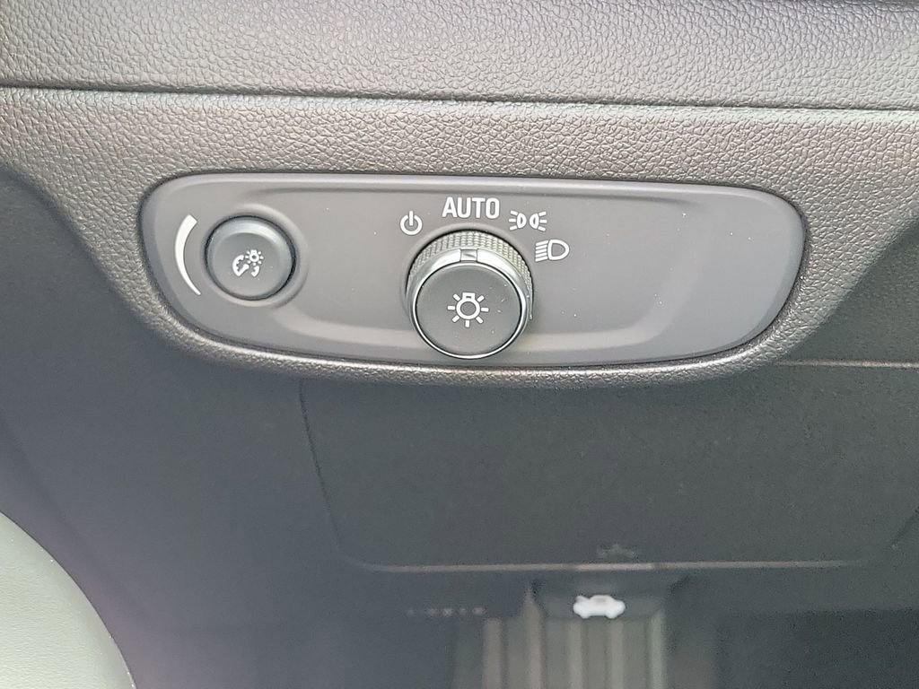 Used 2022 Chevrolet Bolt EUV Premier w/ Sun & Sound Package FWD image 18