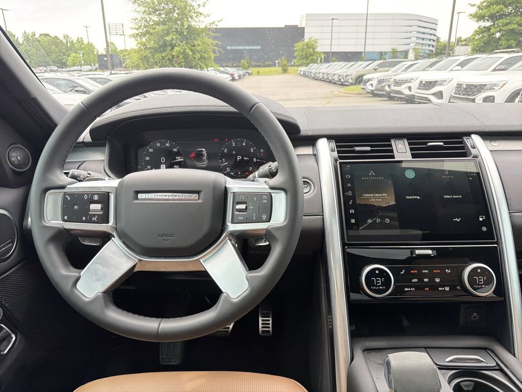 Used 2024 Land Rover Discovery Dynamic SE AWD/4WD image 4