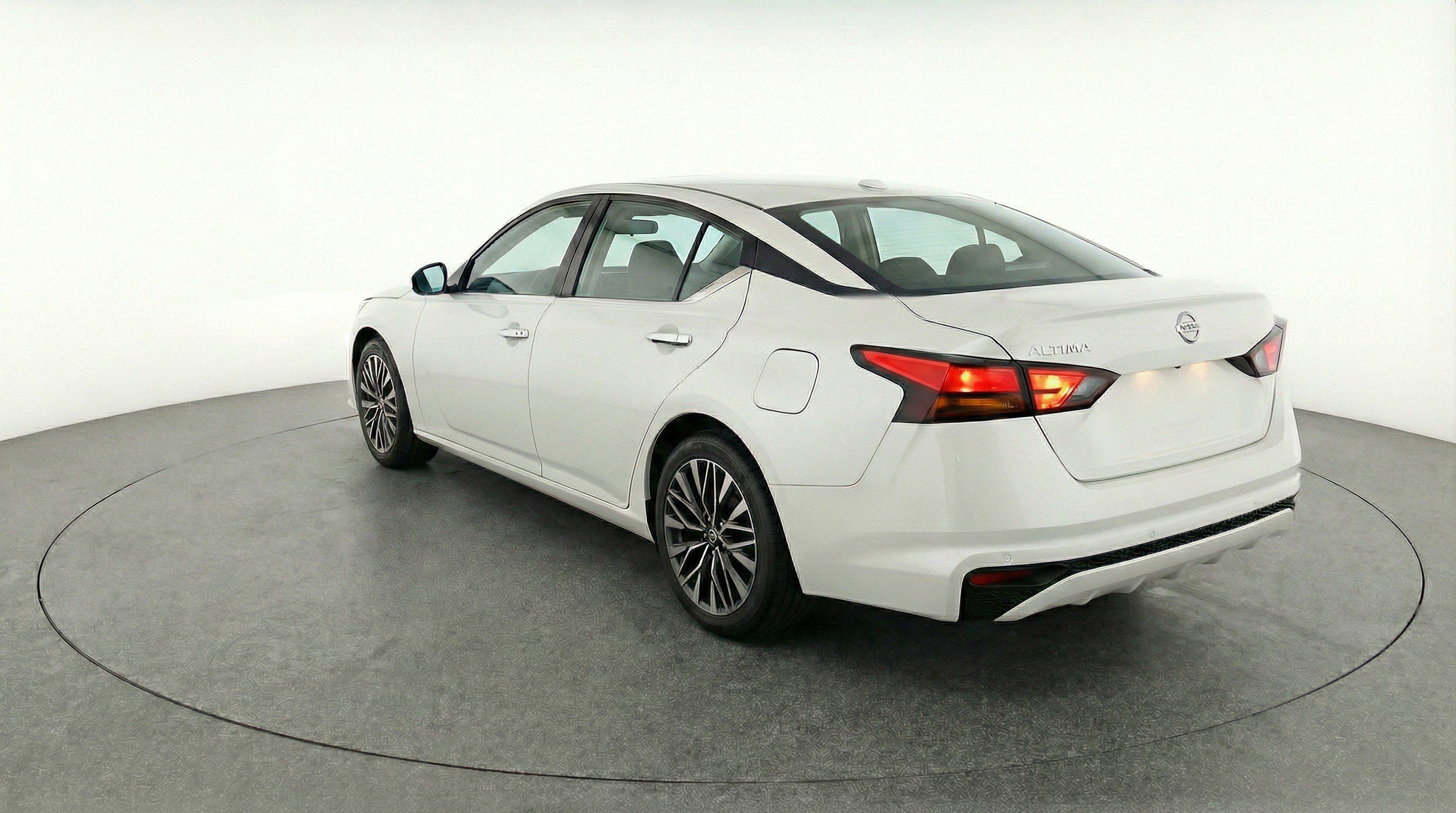 Used 2025 Nissan Altima 2.5 SV FWD image 6