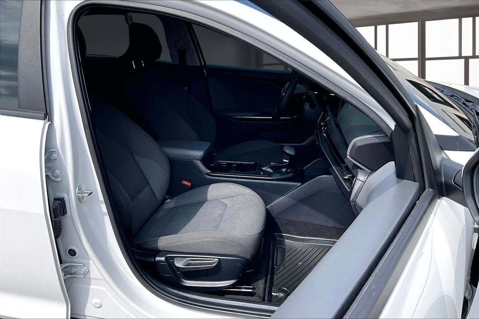 Used 2025 Kia K4 LXS image 8