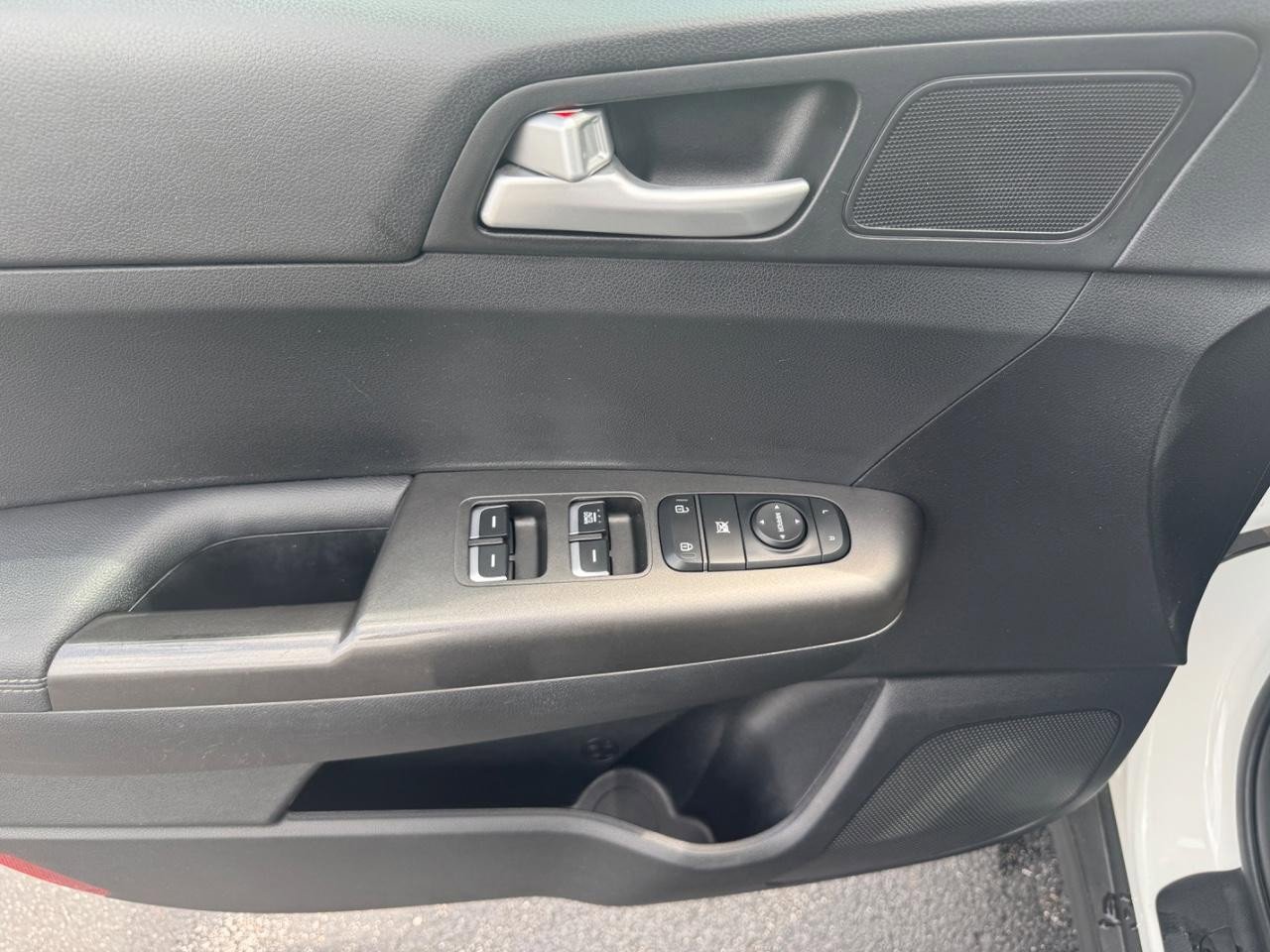 Used 2020 Kia Sportage LX image 18