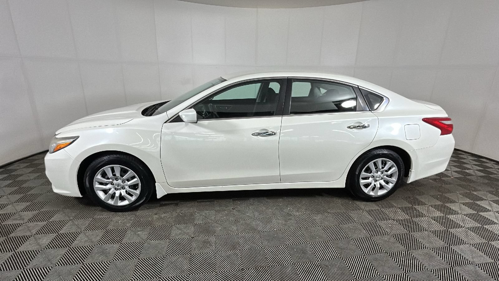 Used 2016 Nissan Altima 2.5 S w/ Power Driver Seat Package FWD image 7