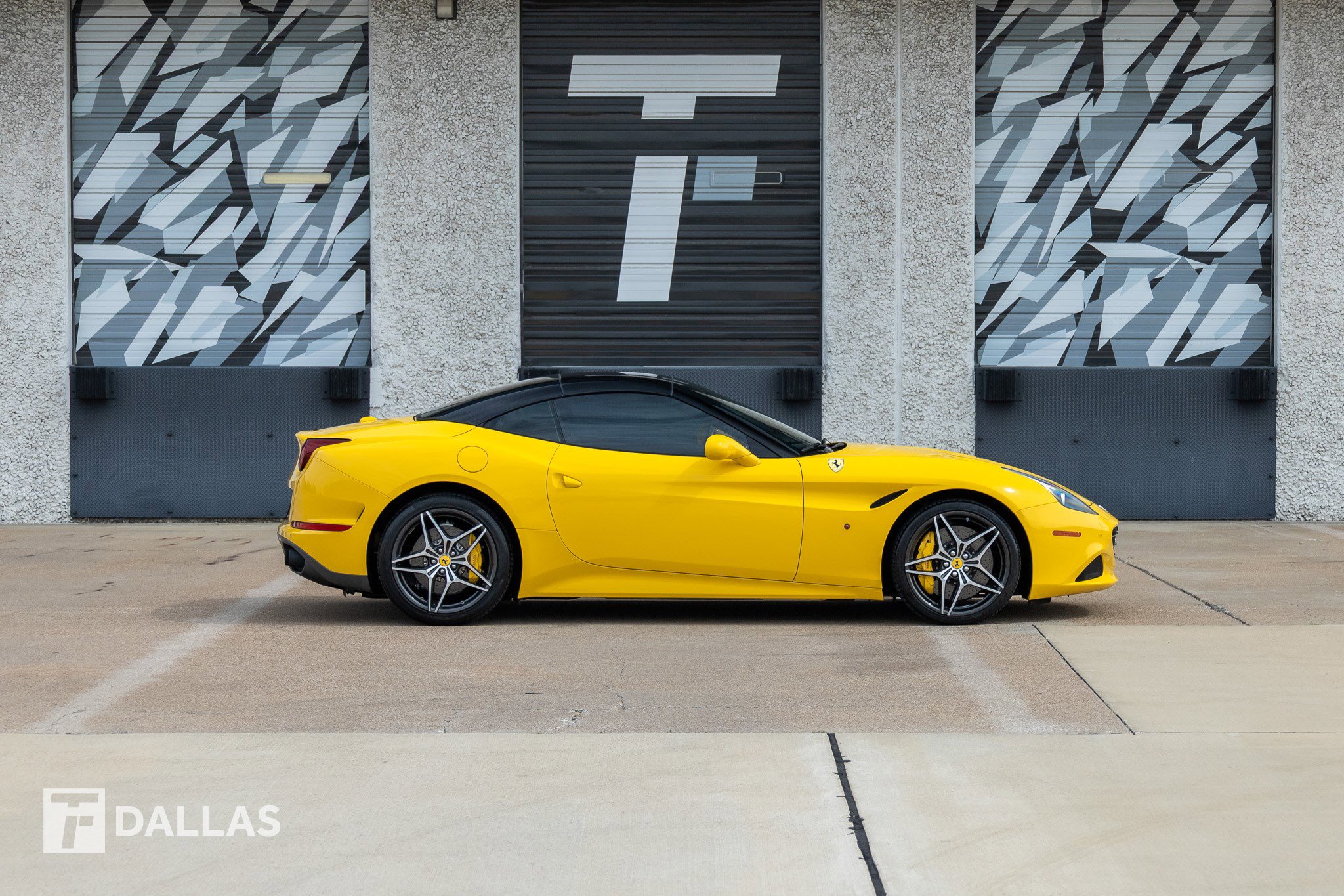Used 2016 Ferrari California T RWD image 18