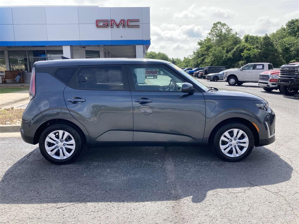 Used 2023 Kia Soul LX image 2