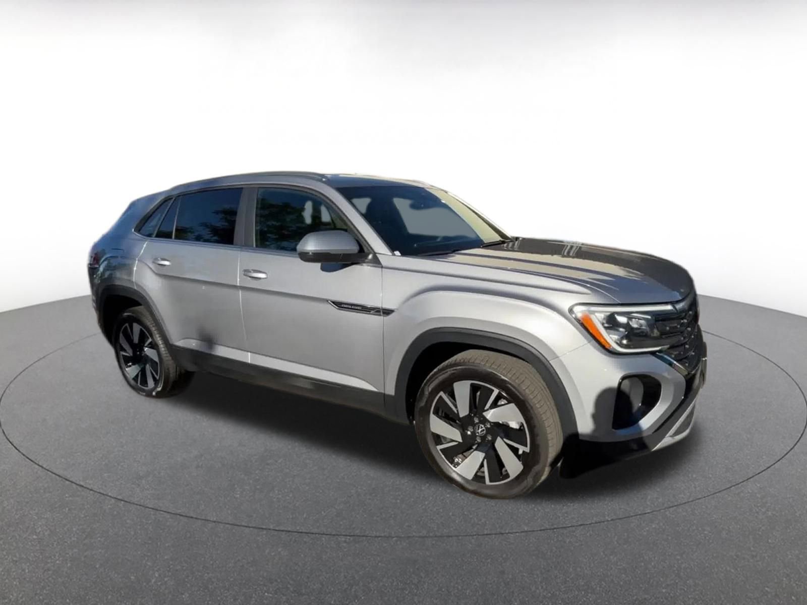 Used 2025 Volkswagen Atlas Cross Sport SE image 2