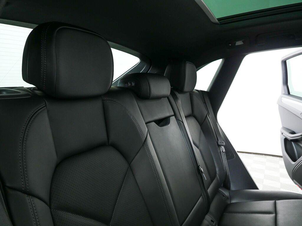 Certified 2026 Porsche Macan AWD/4WD image 23