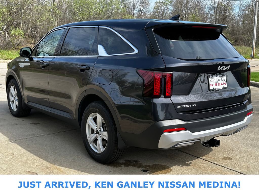 Used 2025 Kia Sorento LX FWD image 5