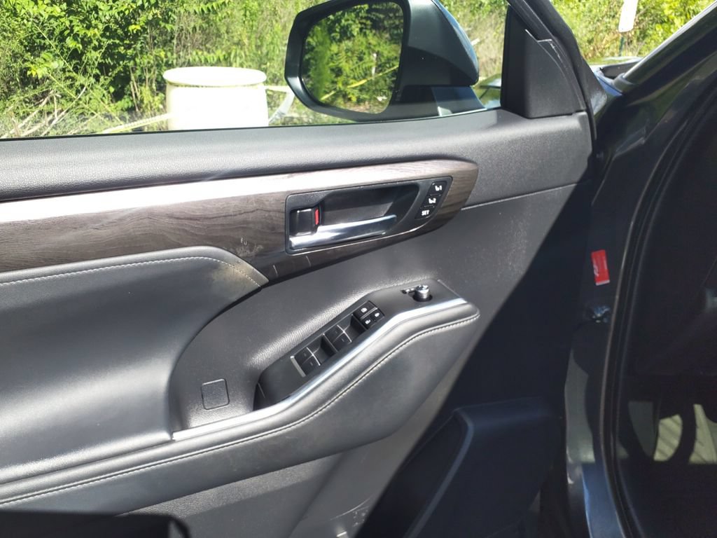 Used 2023 Toyota Highlander Limited FWD image 19