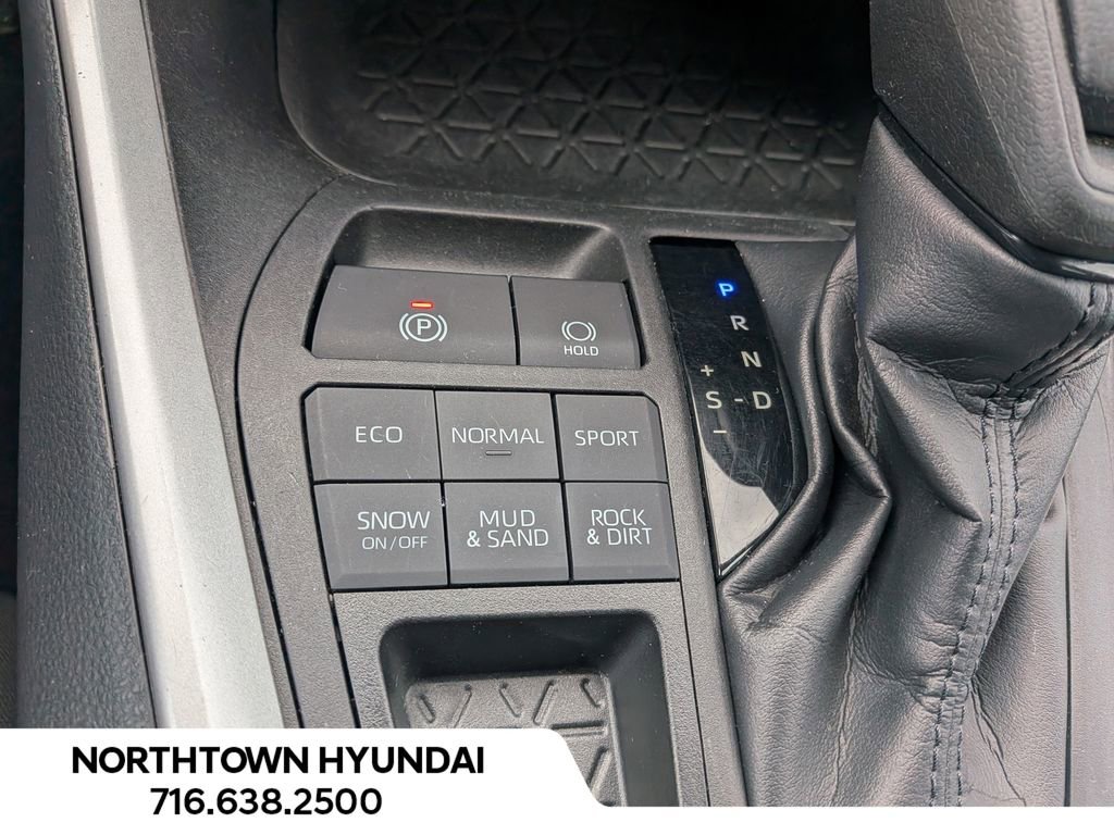 Used 2021 Toyota RAV4 LE AWD/4WD image 16