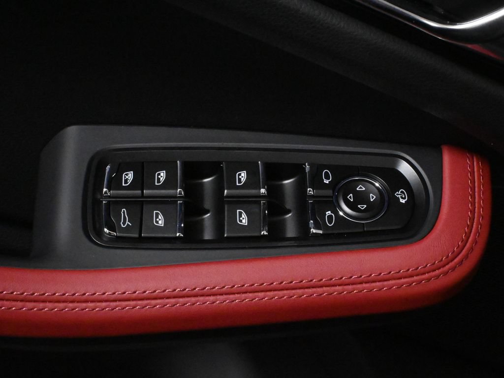 Used 2026 Porsche Macan AWD/4WD image 31