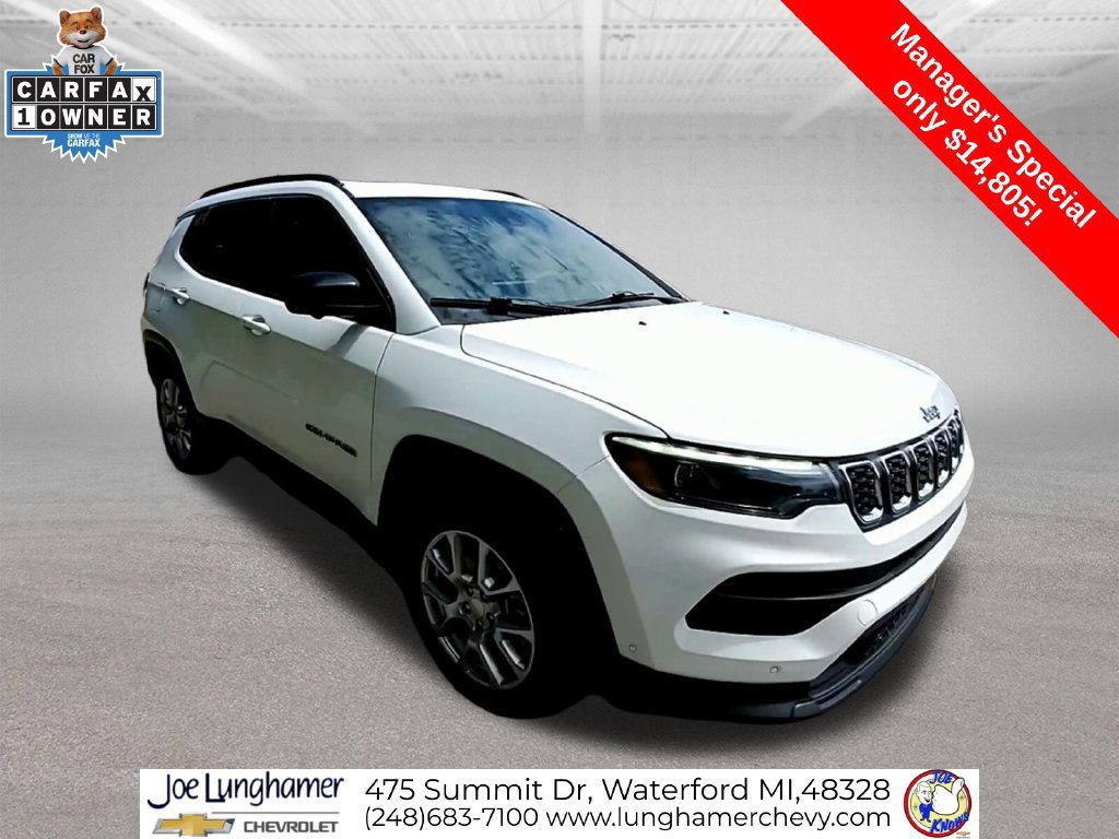 Used 2024 Jeep Compass Latitude w/ Sun and Sound Group AWD/4WD image 2