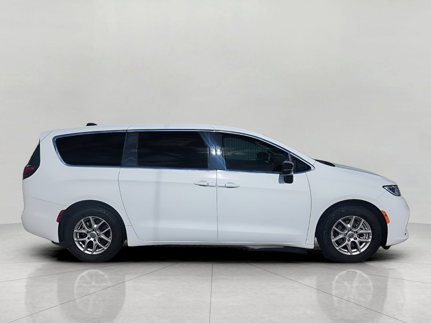 Used 2024 Chrysler Pacifica Touring-L image 5
