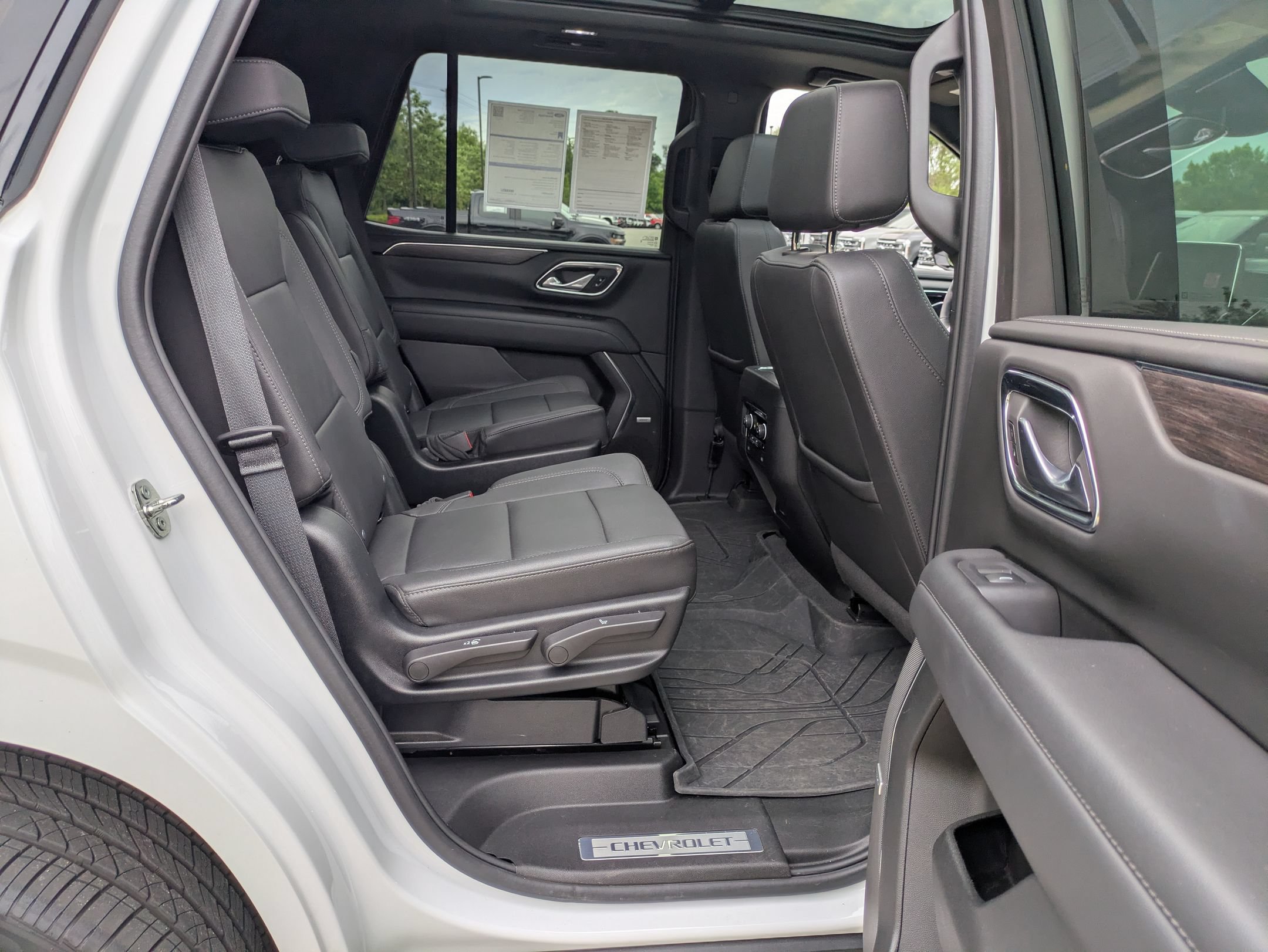 Used 2023 Chevrolet Tahoe Z71 w/ Luxury Package AWD/4WD image 35