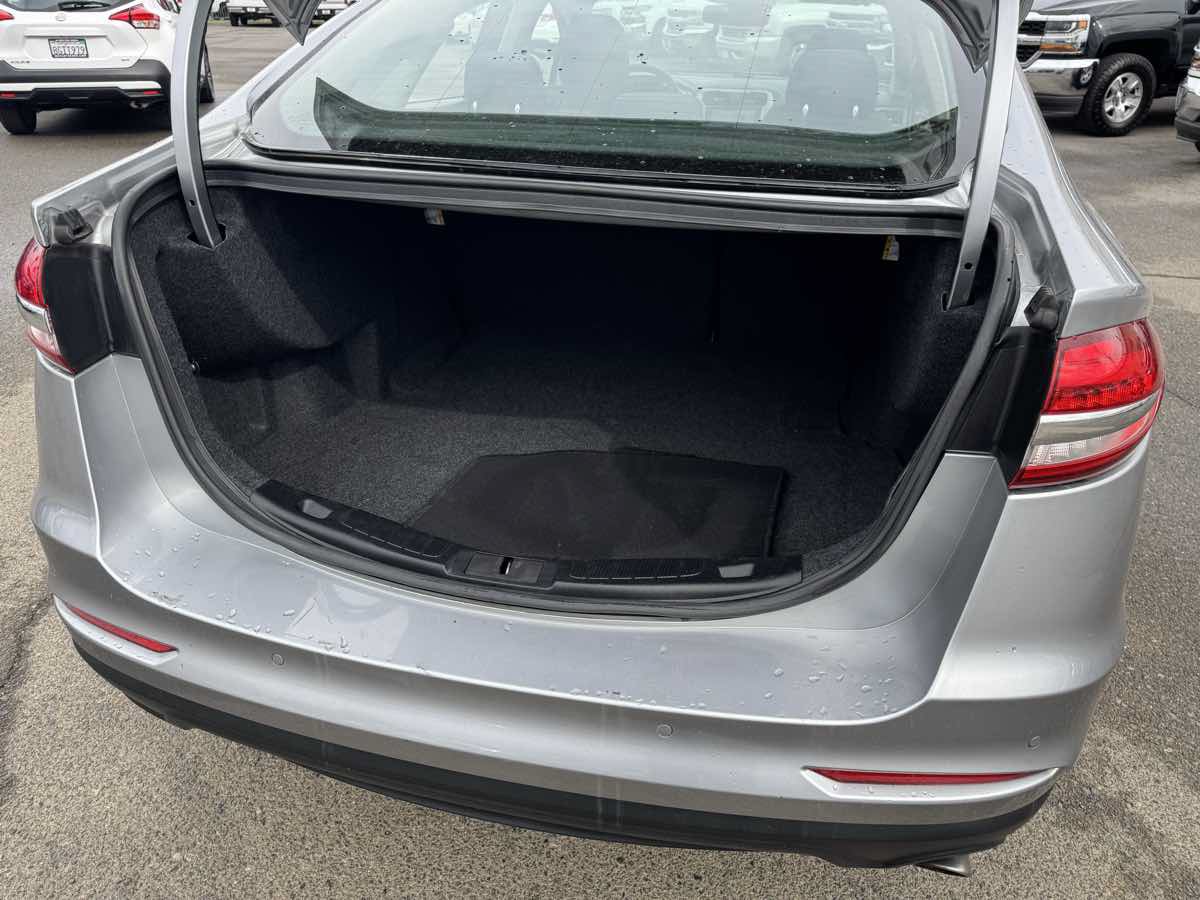 Used 2020 Ford Fusion SE FWD image 18