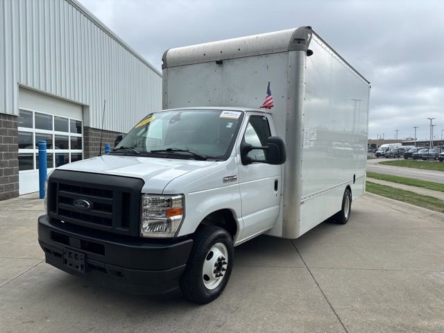 Certified 2025 Ford E-450 and Econoline 450 Super Duty w/ Driver's Safety Package image 4