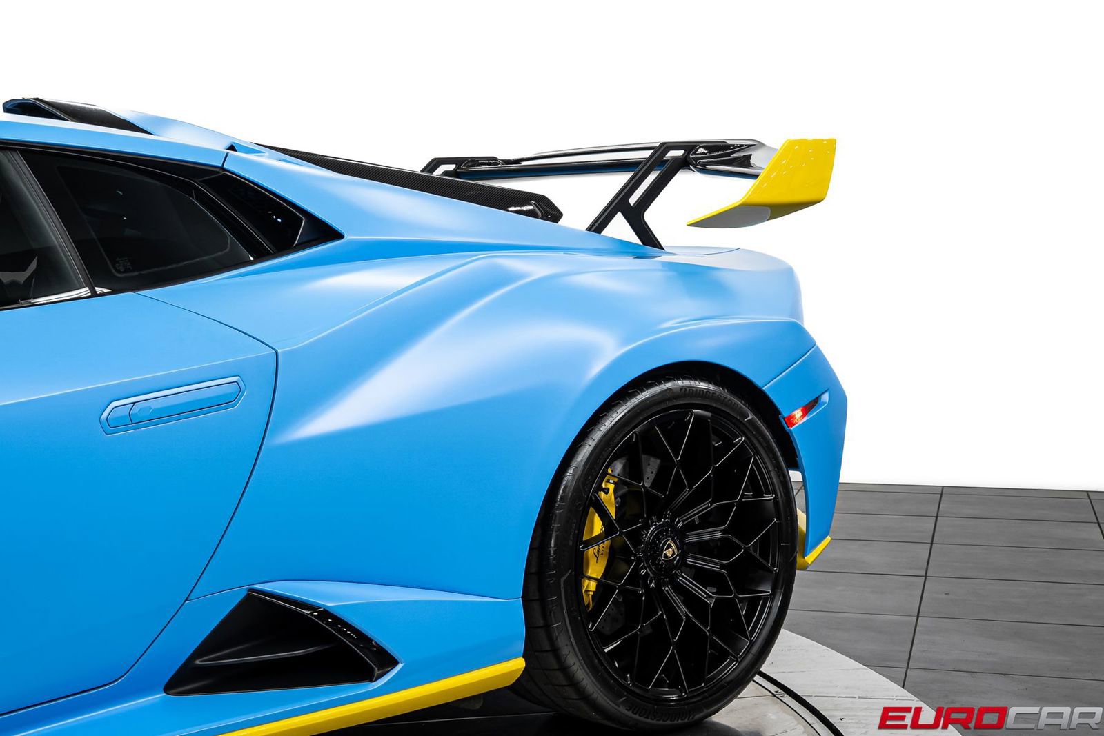 Used 2022 Lamborghini Huracan STO image 19