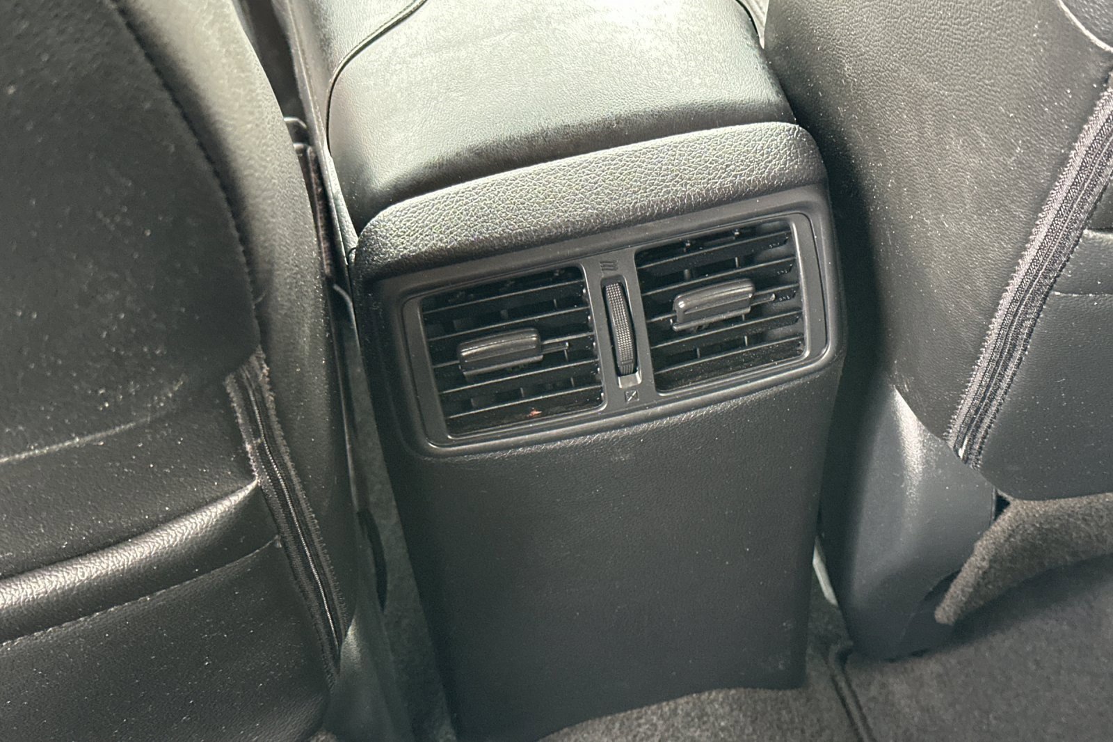 Used 2018 Nissan Rogue SL w/ Premium Package image 13