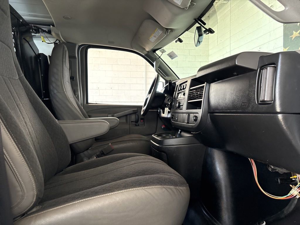 Used 2018 GMC Savana 2500 w/ Driver Convenience Package RWD image 16