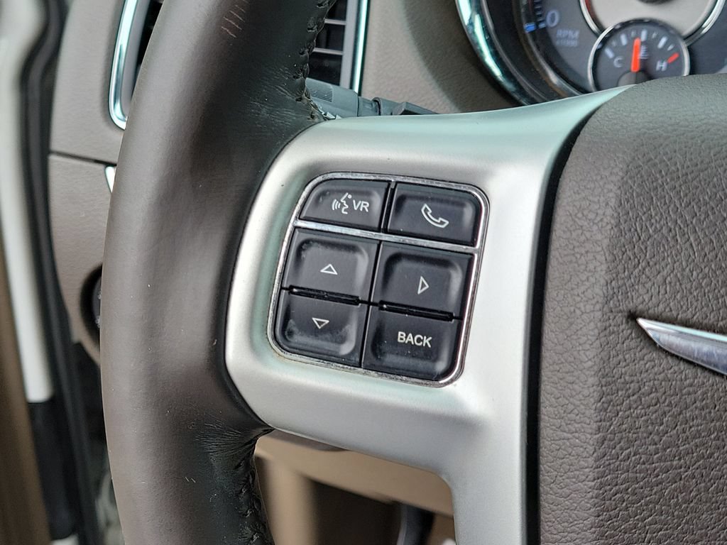 Used 2014 Chrysler Town & Country Touring FWD image 27