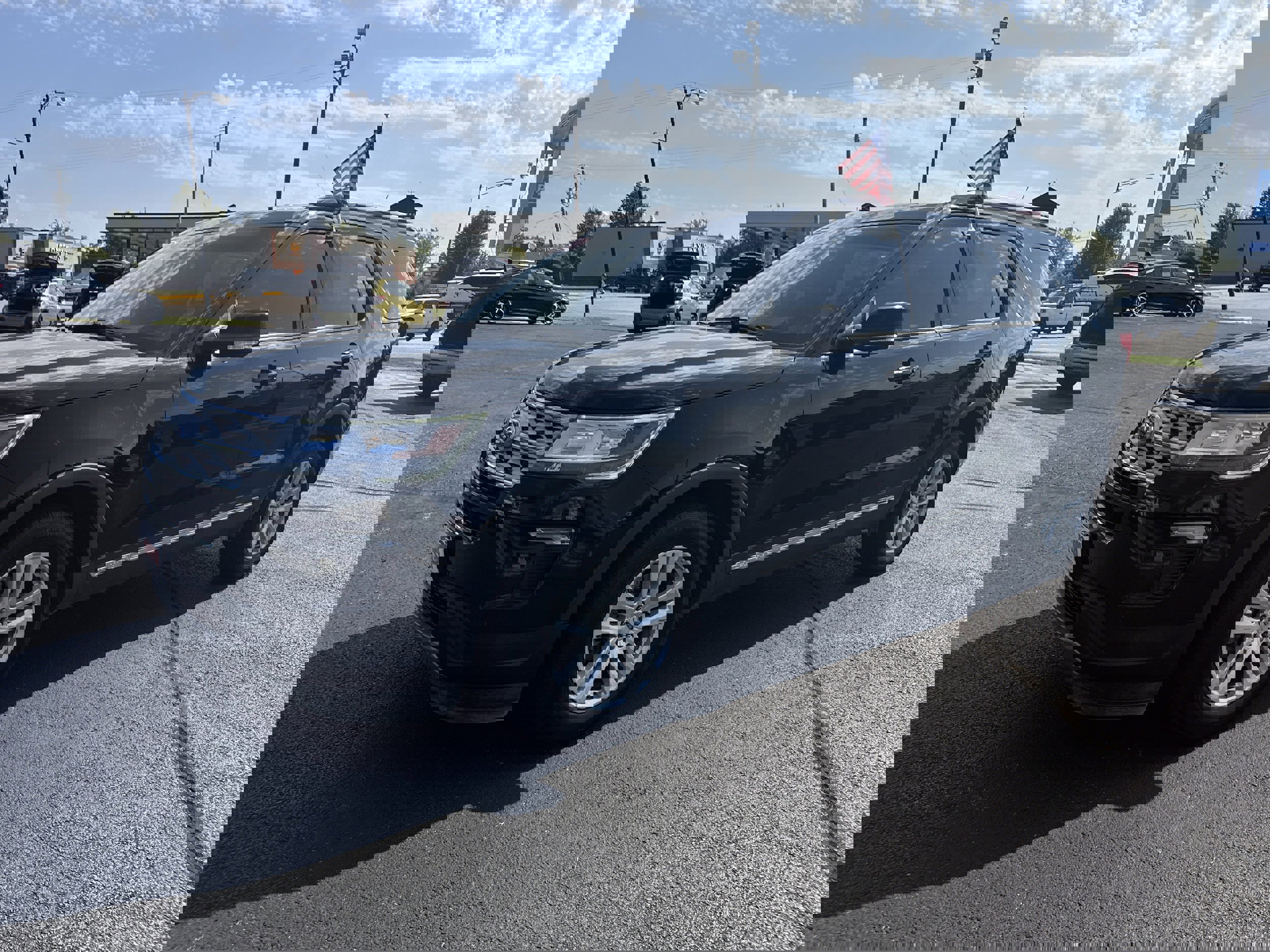 Used 2018 Ford Explorer XLT w/ Equipment Group 202A image 2