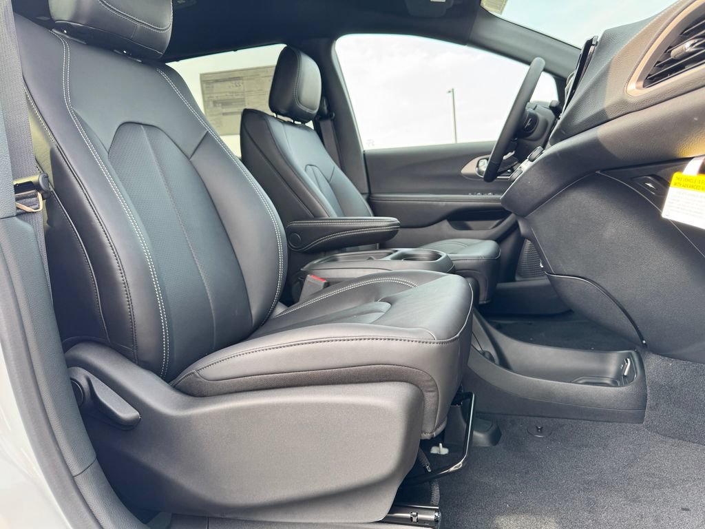 New 2027 Chrysler Pacifica Select FWD image 10