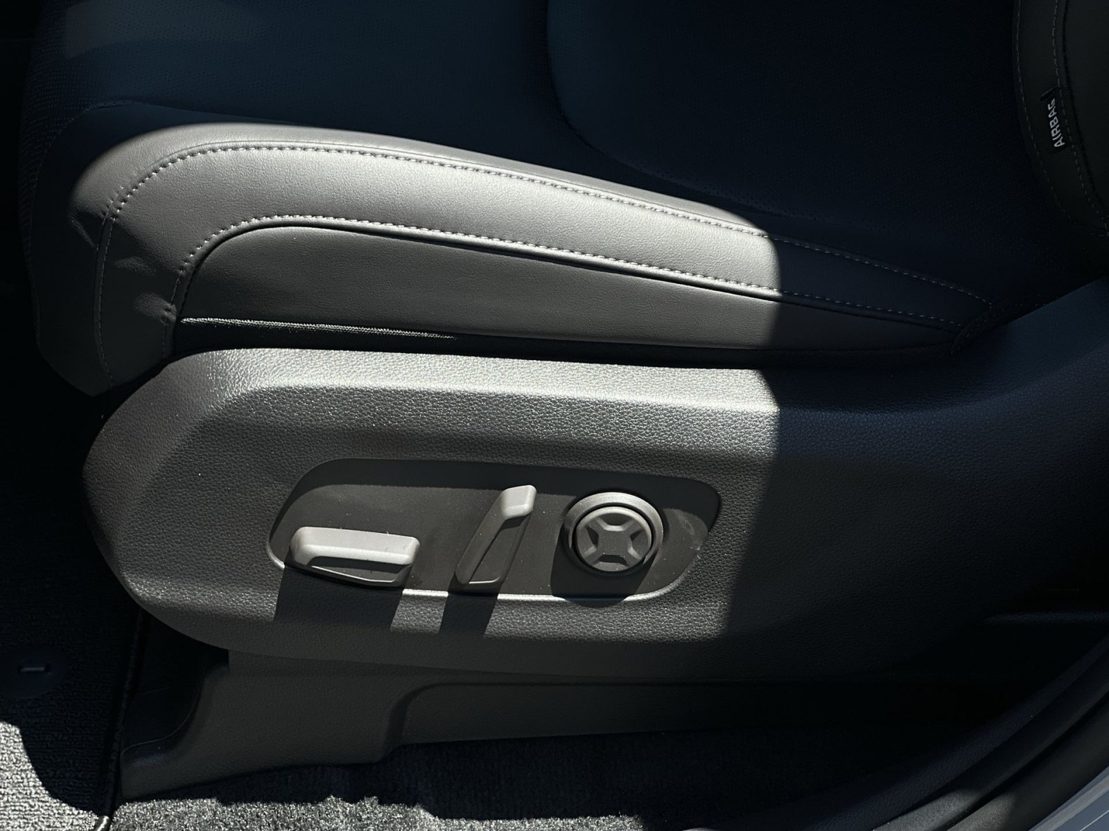 New 2026 Kia Carnival SX w/ SX Dark Edition Package FWD image 19