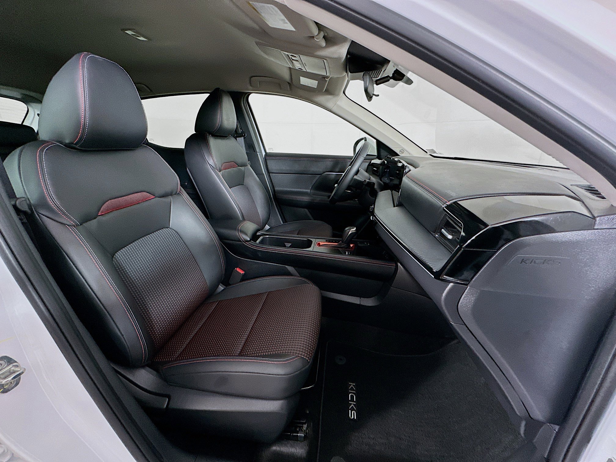 Used 2025 Nissan Kicks SR image 29