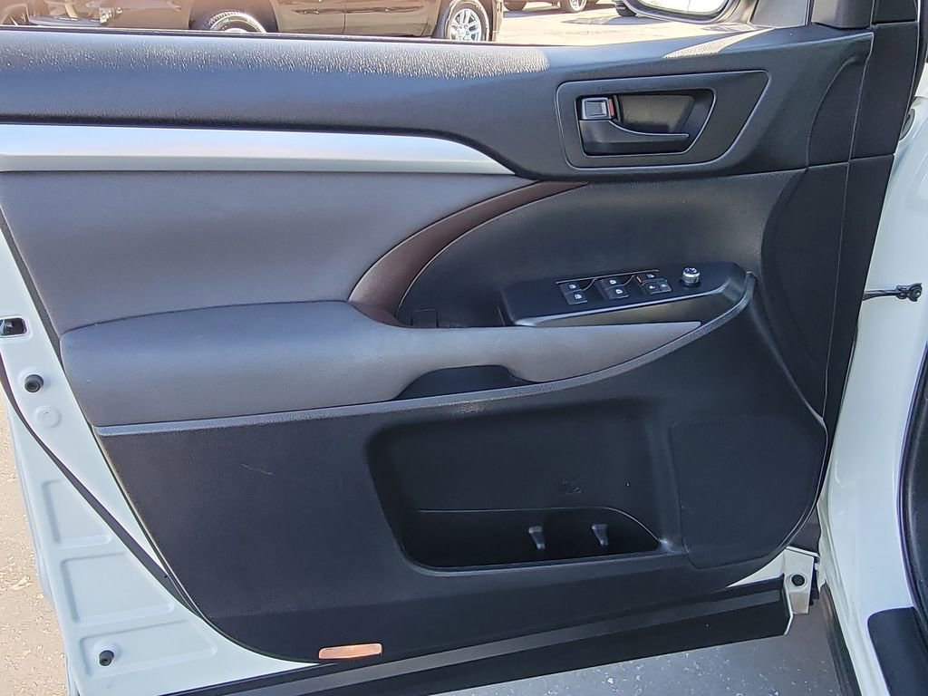 Used 2015 Toyota Highlander LE image 20