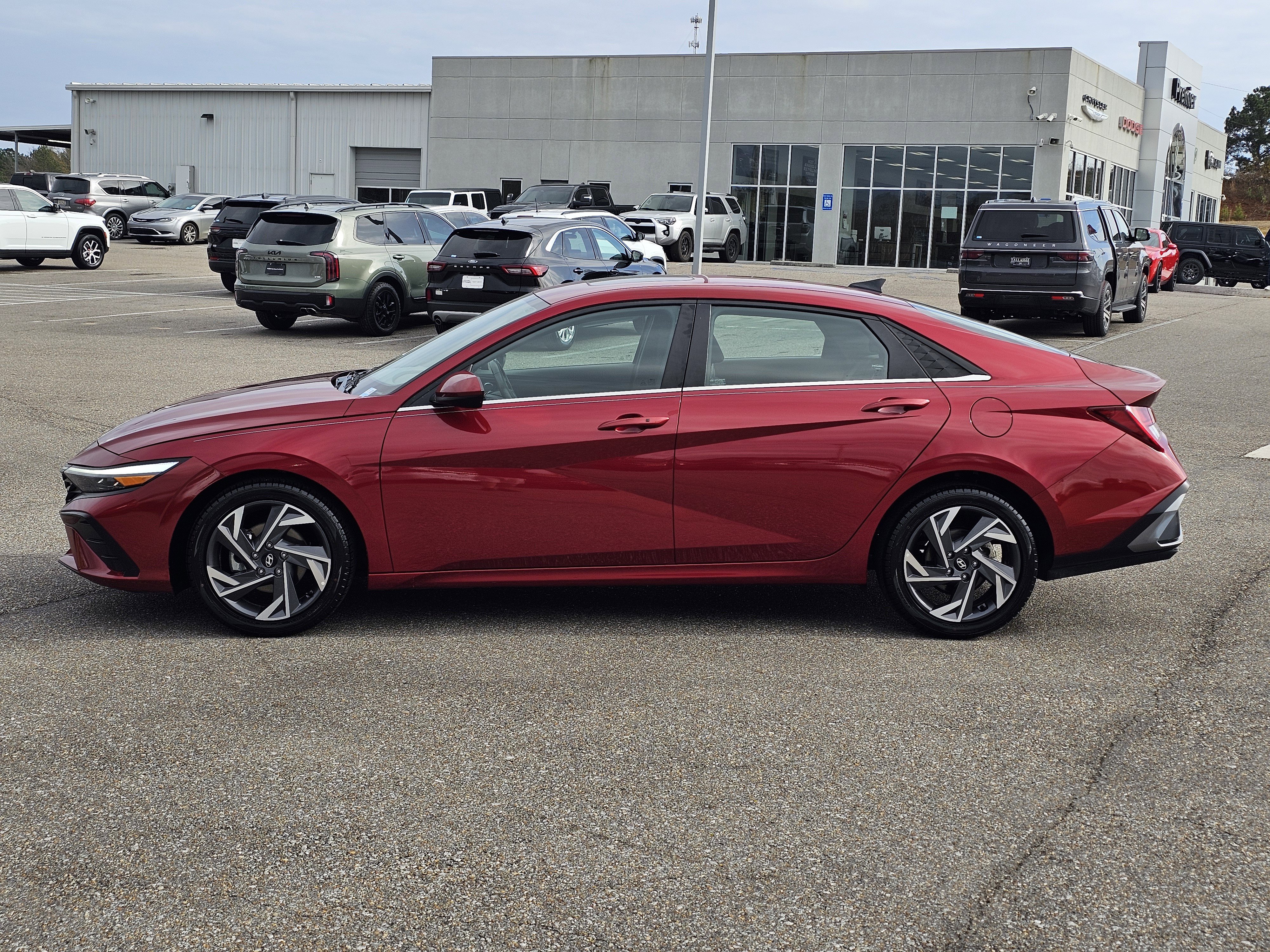 Used 2025 Hyundai Elantra SEL image 12