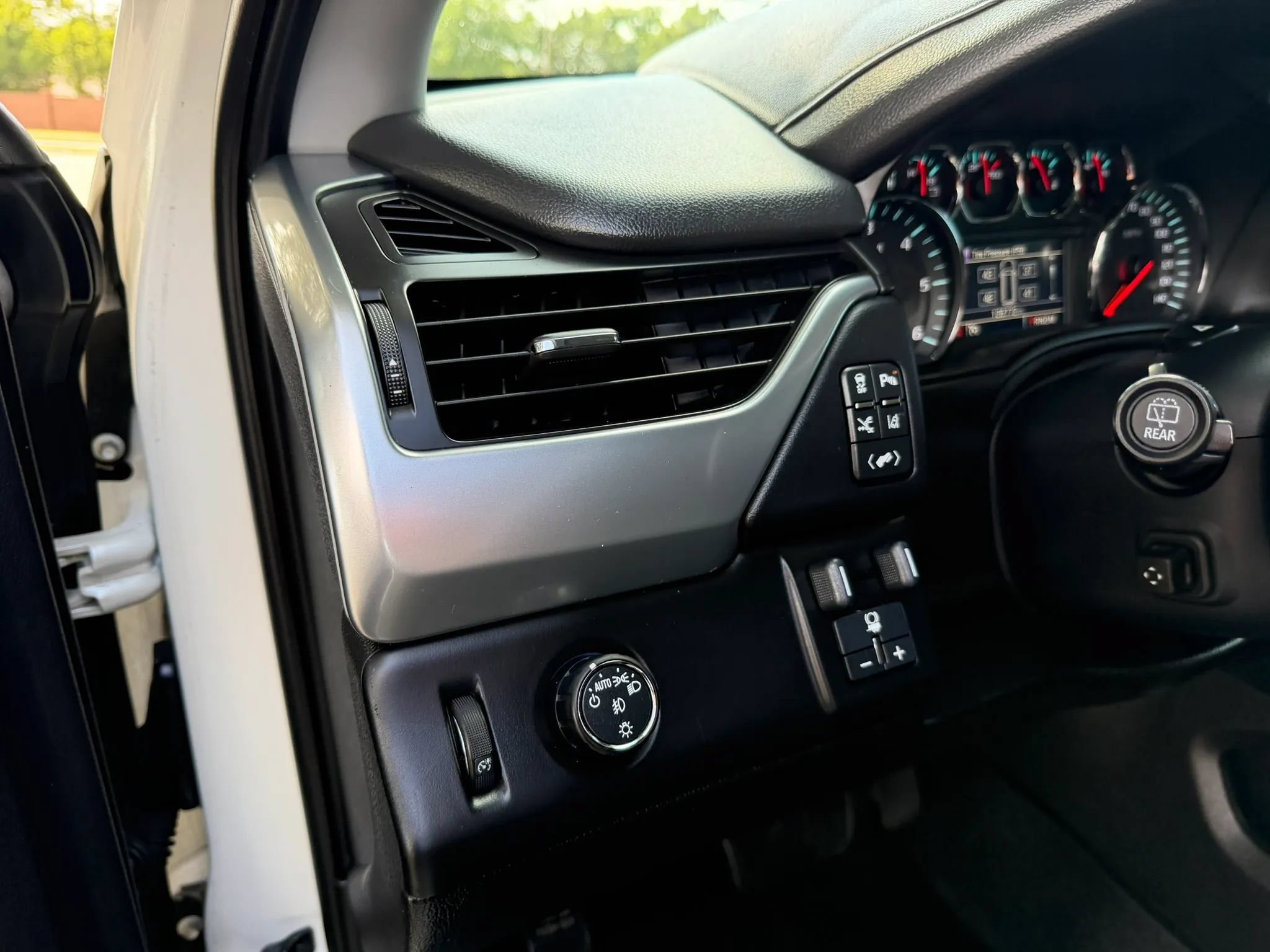 Used 2015 Chevrolet Tahoe LTZ RWD image 29