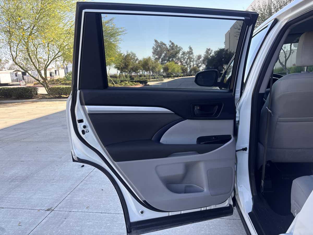 Used 2018 Toyota Highlander LE image 11