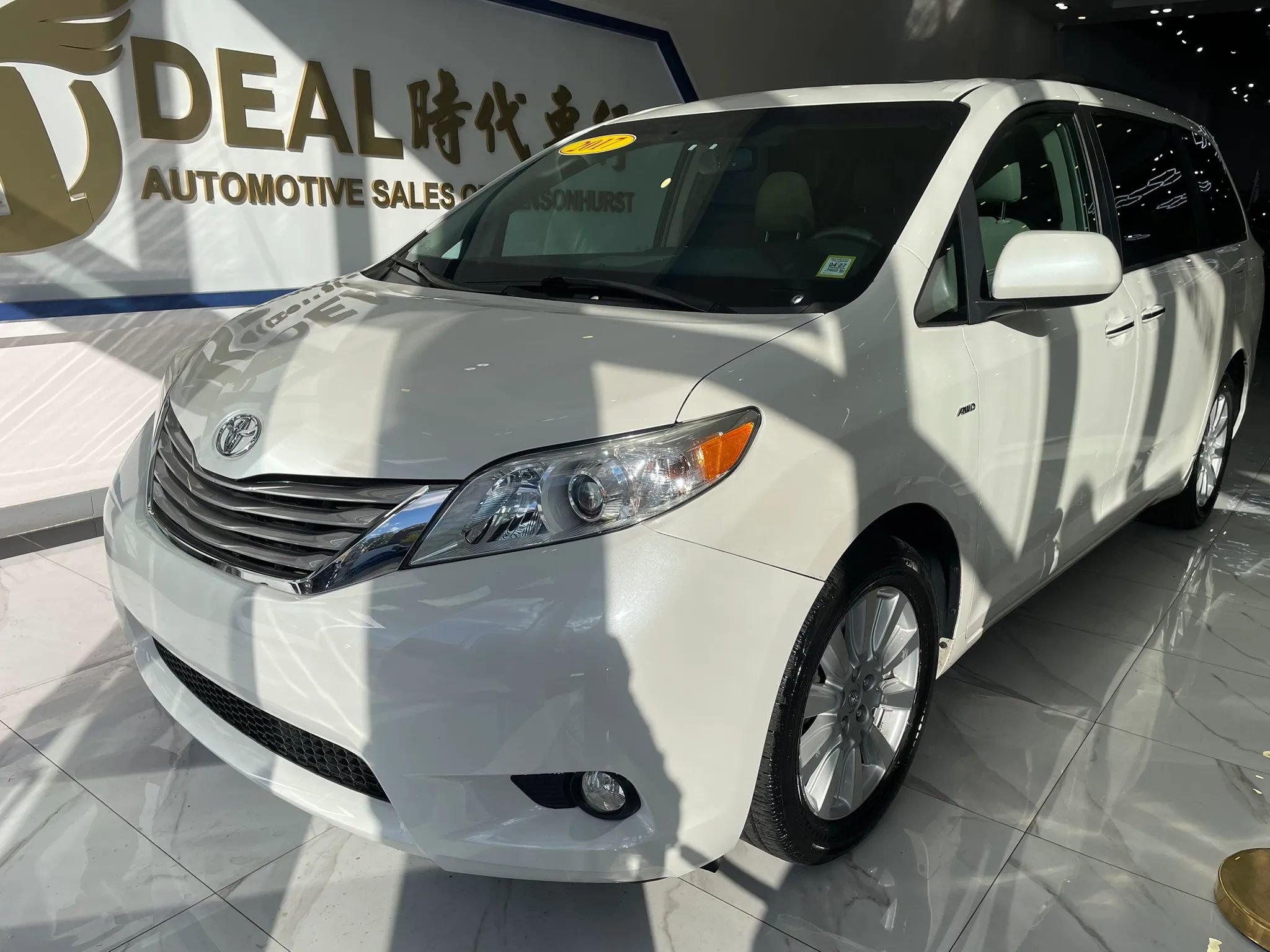 Used 2017 Toyota Sienna XLE Premium AWD/4WD image 4
