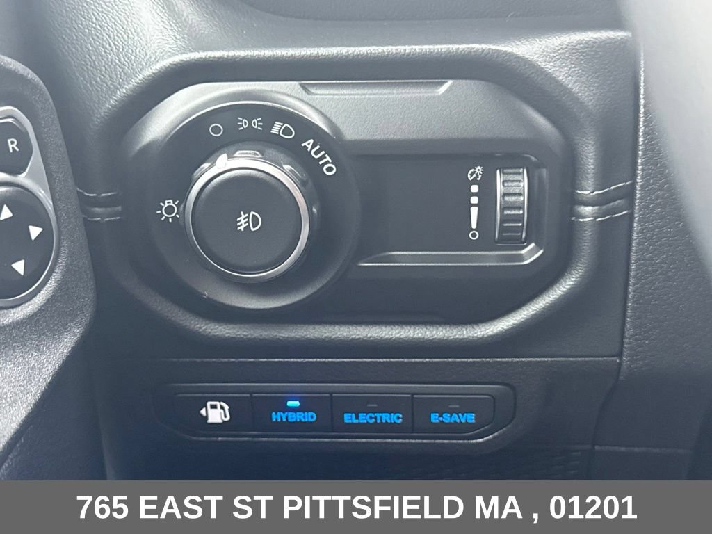 Used 2024 Jeep Wrangler Unlimited Sahara w/ Technology Group AWD/4WD image 26