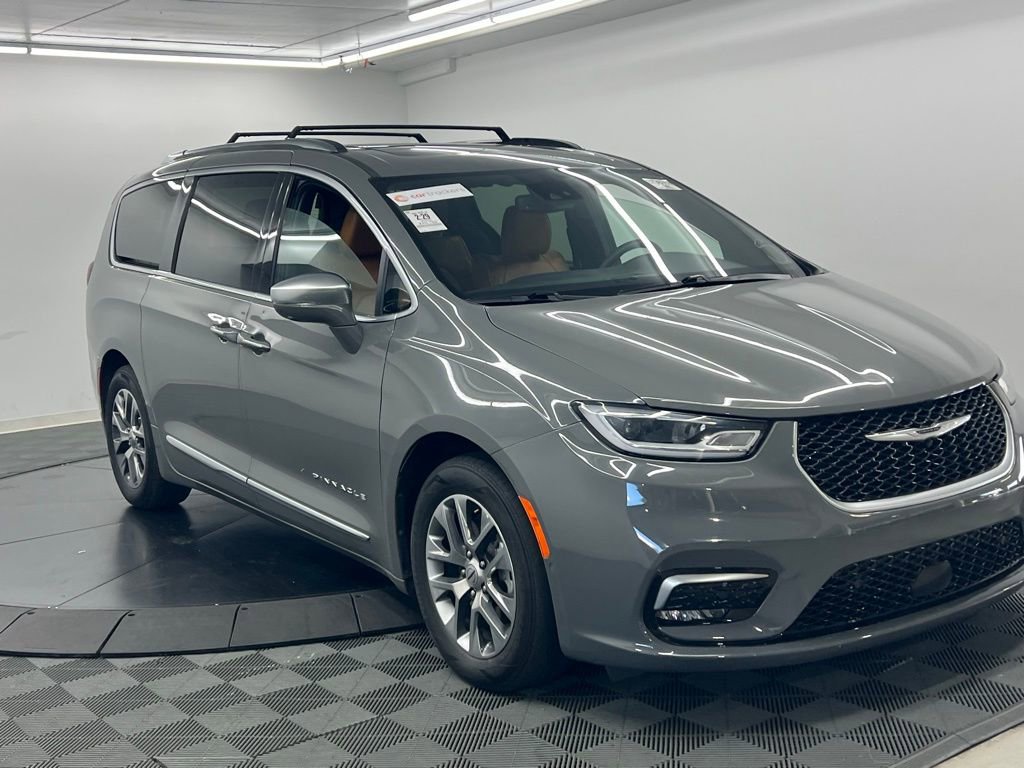 Used 2022 Chrysler Pacifica Pinnacle image 2