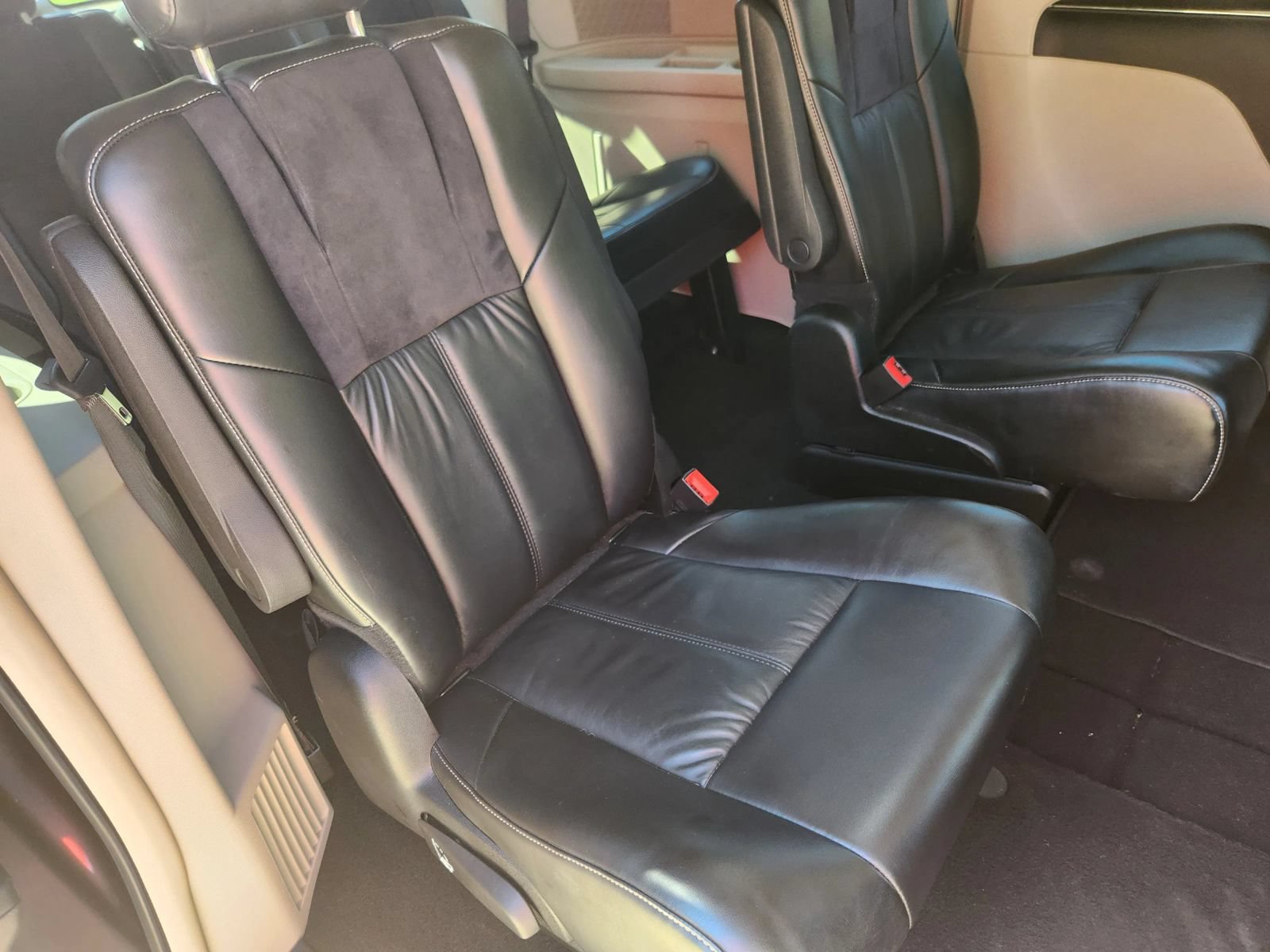 Used 2016 Chrysler Town & Country Limited Platinum w/ Trailer Tow Group FWD image 13